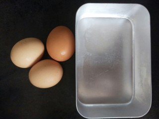 最简单的鸡蛋糕,准备三个鸡蛋，和一个带盖的容器