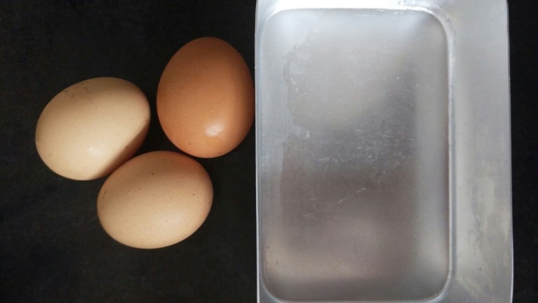 最简单的鸡蛋糕,准备三个<a style='color:red;display:inline-block;' href='/shicai/ 9'>鸡蛋</a>，和一个带盖的容器
