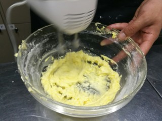 无人不爱的法式磅蛋糕,黄油室温软化，软化至手指能够轻易压下，一搅拌就呈蛋黄酱状态即可。也可以用微波炉加热10秒，切忌不能加热成液体，即使再冷冻也无法用了。加糖一起打发。