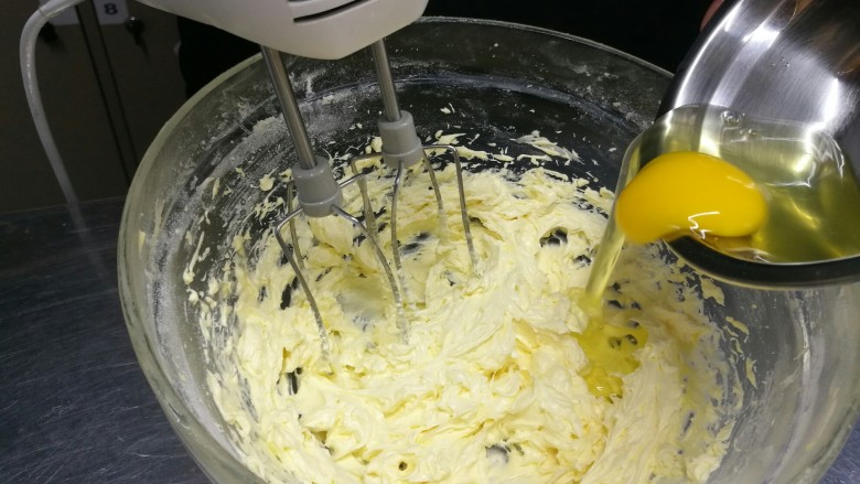 无人不爱的法式磅蛋糕,打至黄油饱含空气颜色接近白色，分次加入蛋液。黄油和<a style='color:red;display:inline-block;' href='/shicai/ 9'>鸡蛋</a>充分融合，蛋液完全吸收，再加二次蛋液，继续低速打匀。每一次都要充分拌匀至黄油糊细腻光滑状。