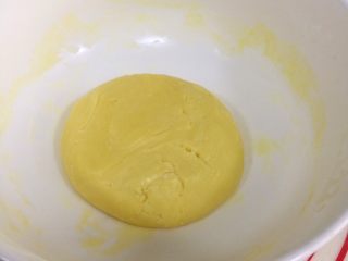 旺仔小馒头,用手揉捏成团，面团不宜过硬，太干的面团容易烤开裂，如果太稀加点马铃薯淀粉，太干加点蛋液调节。