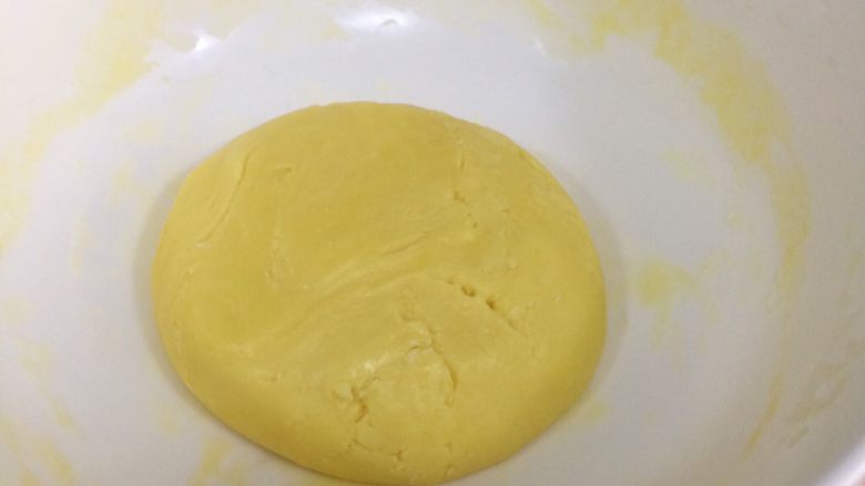 旺仔小馒头,用手揉捏成团，面团不宜过硬，太干的面团容易烤开裂，如果太稀加点马铃薯淀粉，太干加点蛋液调节。