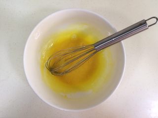 旺仔小馒头,用手动打蛋器搅拌均匀。