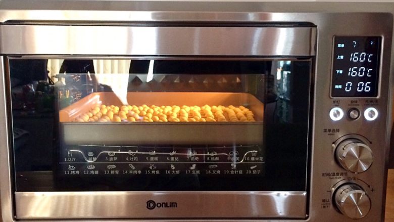 旺仔小馒头,入预热好的烤箱中，上下火160度，烤12分钟，具体温度依自己烤箱情况调整，最后3分钟注意观察小馒头表面上色情况，烤至表面微黄即可出炉。