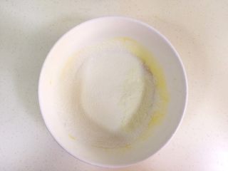 旺仔小馒头,之前过完筛的粉类混合，再过筛入打散的液体中，淀粉比较细腻多过一次均匀些。