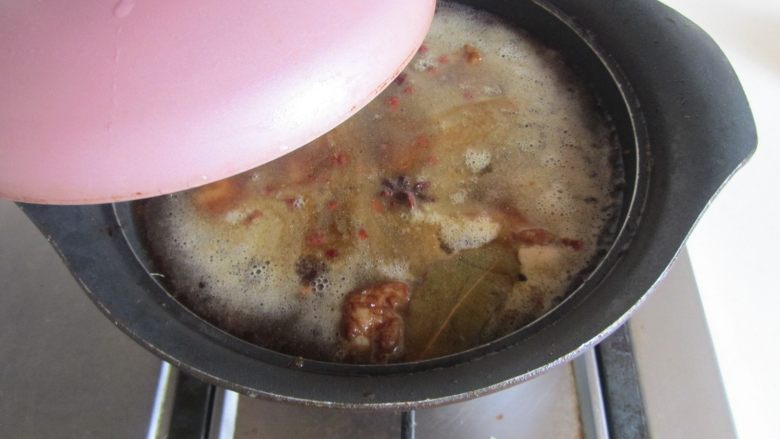 香菇豆腐泡烧排骨,翻炒上色后加入适量的水，大火煮开， 转为小火加盖炖煮20分钟；
