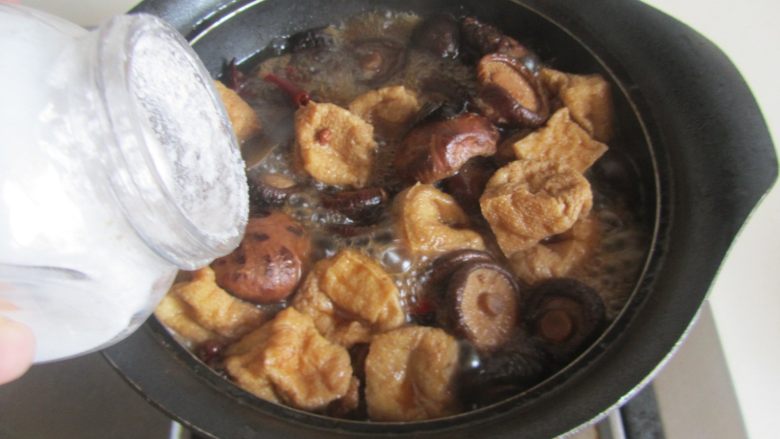 香菇豆腐泡烧排骨,最后加入适量的盐和胡椒粉调味，盛入小钵中， 表面撒上小葱末。