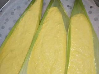 玉米粑粑,调好的玉米糊舀到叶子上，然后再撒上一层黑芝麻，水开后，上锅蒸15分钟即可