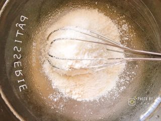 香浓诱人的椰香岩饼,隔热水倒入椰蓉和蛋糕粉，继续搅拌均匀。