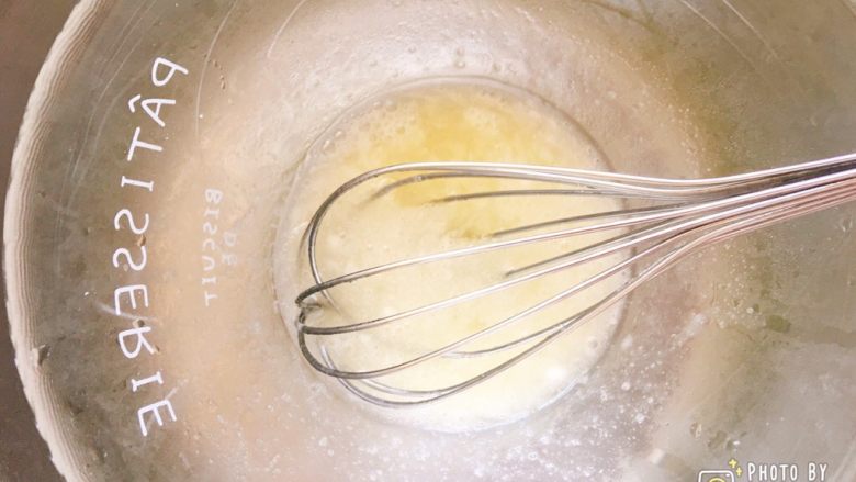 香浓诱人的椰香岩饼,搅拌均匀之后，底部盆内倒入热水。