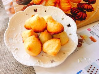香浓诱人的椰香岩饼,小小的圆锥状也非常可爱，完胜椰蓉小方啊！