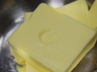 流心芝士塔, 首先制作挞皮，黄油室温软化，加入糖粉发至颜色变浅，体积膨胀