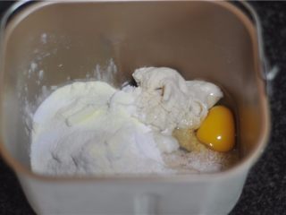 紫薯红豆卷,加入主面团中除黄油以外地材料揉至成团，加入黄油揉20分钟后设置发酵键