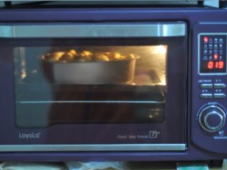 紫薯红豆卷,放入烤箱，170度，烤18分钟左右至上色