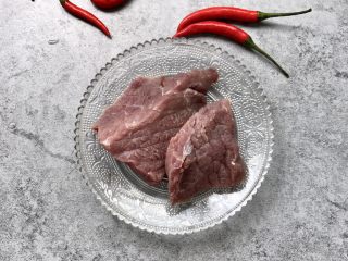 双椒爆炒牛柳,食材准备：牛肉（里脊肉最佳）洗净