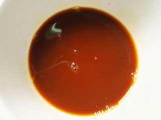 彩色水饺,取一个小碗，放入适量的酱油，蚝油，淀粉，盐，水，搅拌均匀，倒入刚刚煎葱头的油锅里，煮开