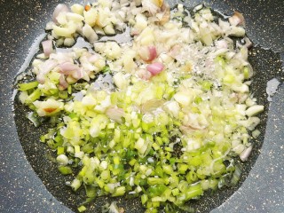 彩色水饺,葱头蒜头剁碎，锅里放油烧热，放入剁碎的葱头蒜头，煎到金黄色