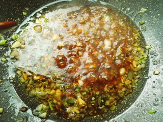 彩色水饺,这是煮开的调料汁，放一边一会拌饺子馅用，平时我拌面也会用这个调料汁，很香