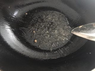 四季豆烧茄子,锅内留下剩余的油
