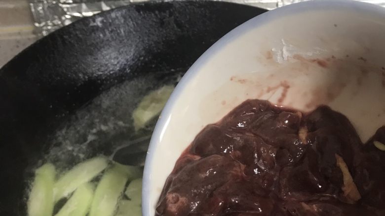 猪肝丝瓜汤,下事先腌制好的猪肝，均匀搅拌