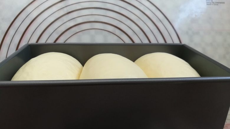 酸奶吐司（波兰种）,吐司面团发到土司盒的9分满取出，同时预热烤箱上火120度，下火170度