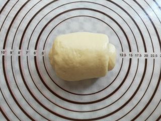 酸奶吐司（波兰种）,面团从下往上卷起来，大概是2圈半的大小