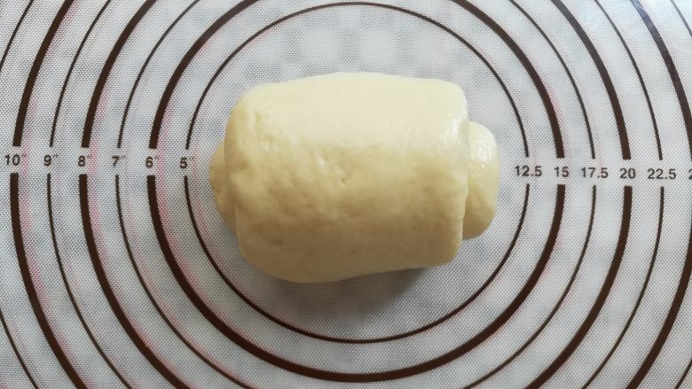 酸奶吐司（波兰种）,面团从下往上卷起来，大概是2圈半的大小