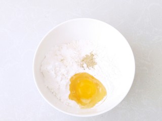 避风塘茄子,玉米淀粉，面粉，打入鸡蛋，胡椒粉，盐2克混合。