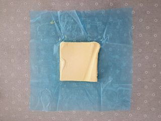 香浓北海道吐司,面团松弛期间把片油擀好，先找一块油纸或者塑料纸将片状黄油包起来