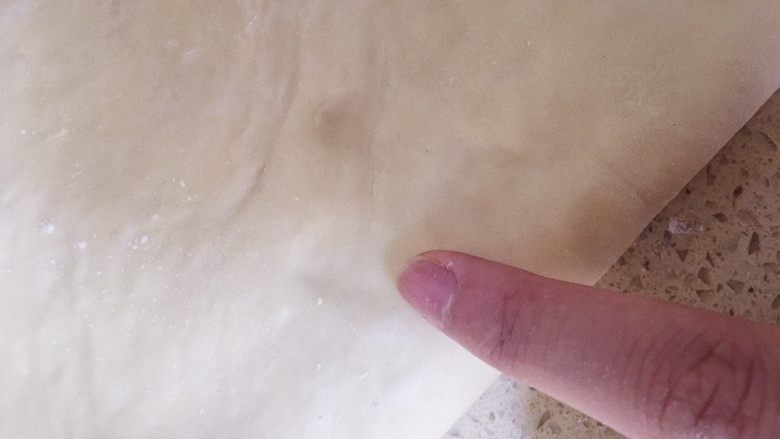 香浓北海道吐司,这里是冻好的面团状态，手指用力按下去会有印子，用手提起面团不会往下垂就可以下一步操作了（太软或者太硬都是不行的）