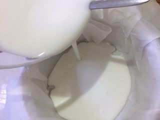 酸奶薄冰,倒是模具中，注意一定要先垫上烘培纸，这样好取出
