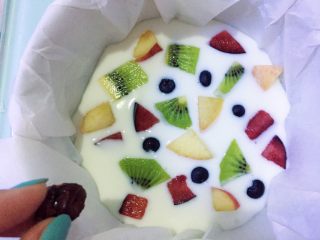 酸奶薄冰,加入水果和果干，分散摆开