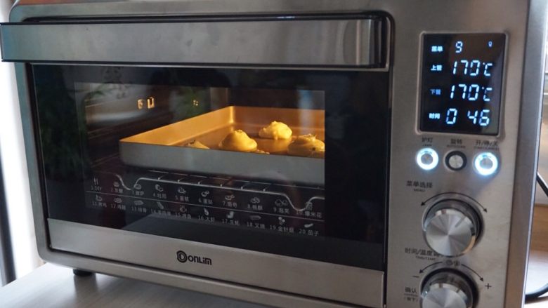 香葱麻薯面包,放入到提前预热到170度的烤箱倒数第二层，烘烤23分钟左右