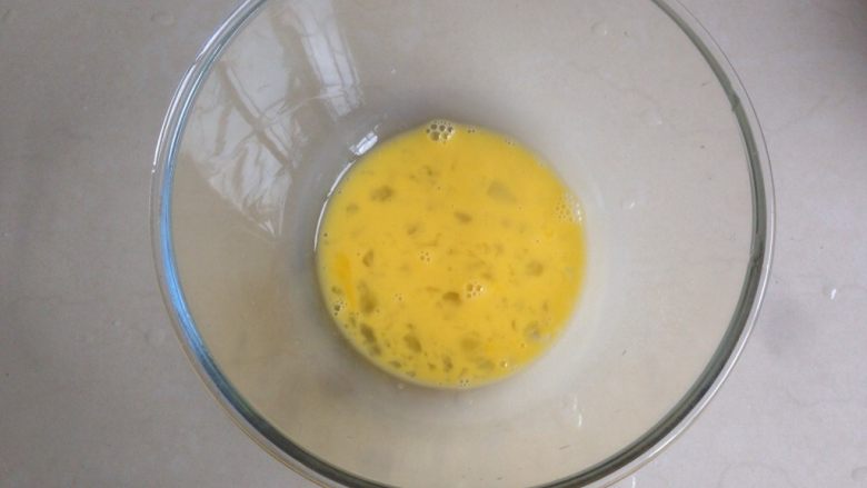 香葱麻薯面包,蛋液放入碗里