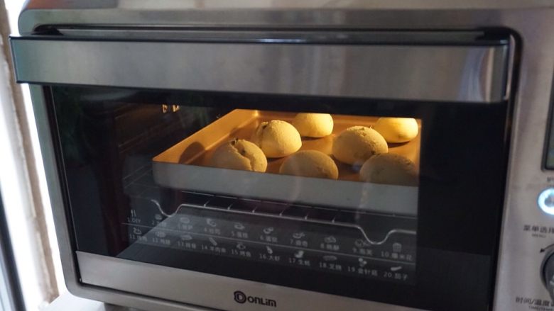 香葱麻薯面包,在烘烤10分钟左右，就可以看到面糊已经膨胀起来，好可爱