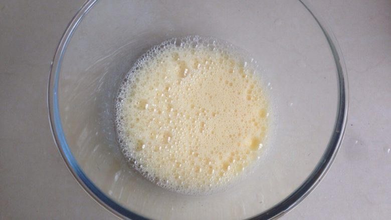 香葱麻薯面包,用电动打蛋器1档打发20秒左右，打至有密集的泡泡。
