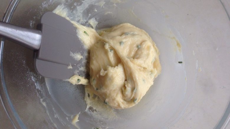 香葱麻薯面包,用刮刀拌均匀，再用打蛋器搅拌几秒
