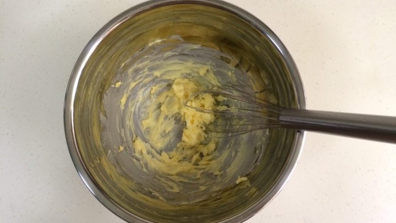 蔓越莓椰蓉球,软化后的黄油，用手动打蛋器搅拌开。