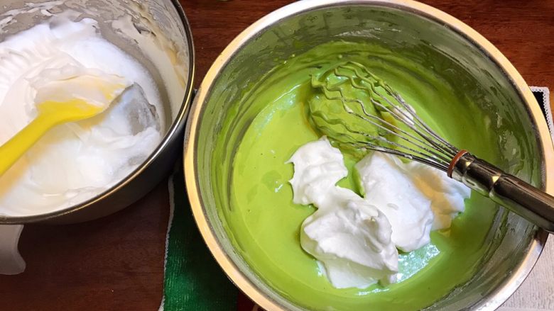 健康低脂《菠菜戚风蛋糕》【蛋糕】,放一刮刀的蛋白到蛋黄糊中，用打蛋器滚动搅拌均匀。