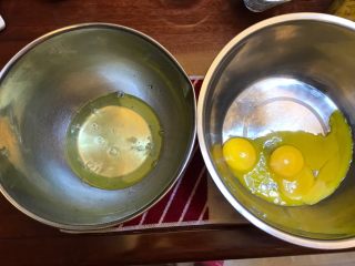 健康低脂《菠菜戚风蛋糕》【蛋糕】,鸡蛋分开，蛋白放进冷冻室。