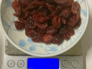 蔓越莓糯米饭,在微波糯米饭的时间段
称量30克蔓越莓干