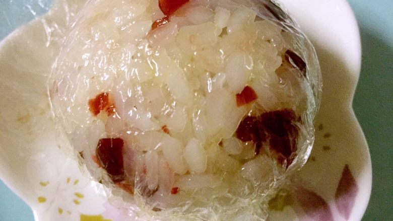 蔓越莓糯米饭,从第16步开始，可以直接用保鲜膜包适量糯米饭做成球状