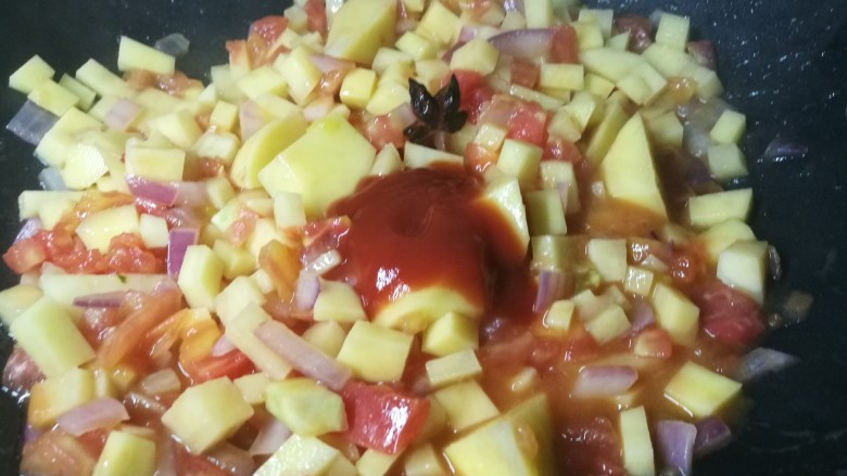 四季都宜的西红柿土豆浓汤,加入些番茄酱。可以不加，因为这次买的西红柿品相不佳略生，所以我才加番茄酱调味。