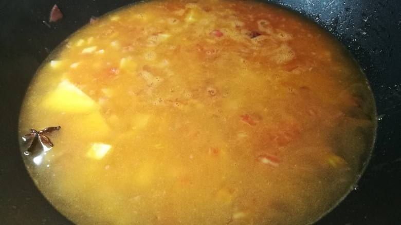 四季都宜的西红柿土豆浓汤,加入稍微多些水，因为我喜欢熬时间长些，把土豆中淀粉全熬出来，所以会加稍微多些水。