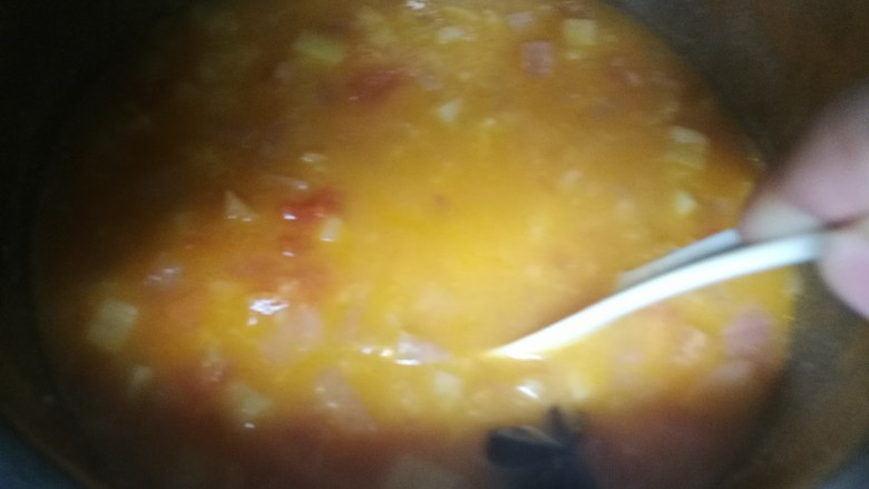 四季都宜的西红柿土豆浓汤,熬到自己喜欢的稠度，出锅前加盐调味。