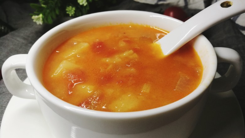 四季都宜的西红柿土豆浓汤,其实加些西式调料，如罗勒等也会很好喝，不一样的风情嘛。