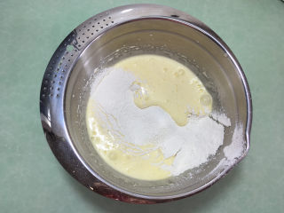 芝麻薄脆饼,筛入低筋面粉和盐。