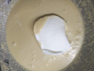 咖啡味神奇魔法蛋糕,先取一小部分蛋白糊加入到面糊中，切拌均匀后，分次加入其他蛋白糊。