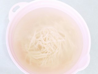 鲜虾菌菇面,面条放入凉开水中过凉。