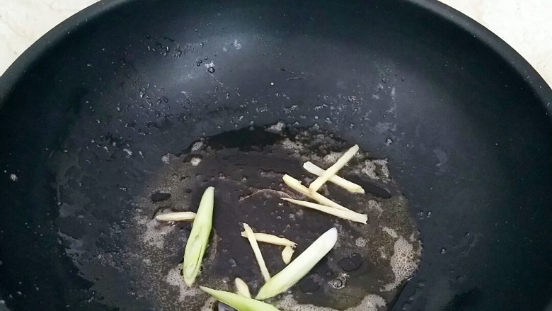 鲜虾菌菇面,放入葱姜炒出味。